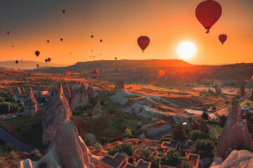 Globos aerostáticos sobre Capadocia al amanecer, Turquía
