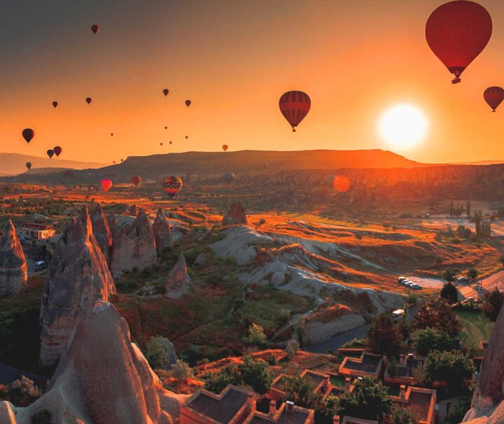 Globos aerostáticos sobre Capadocia al amanecer, Turquía