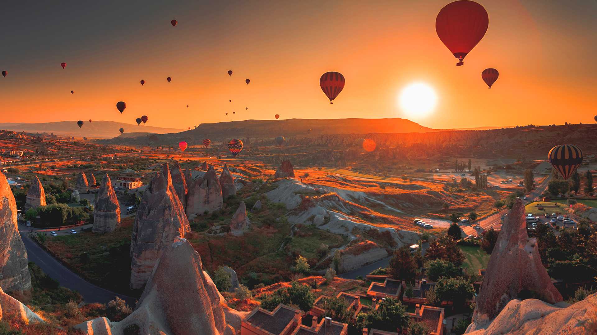 Globos aerostáticos sobre Capadocia al amanecer, Turquía
